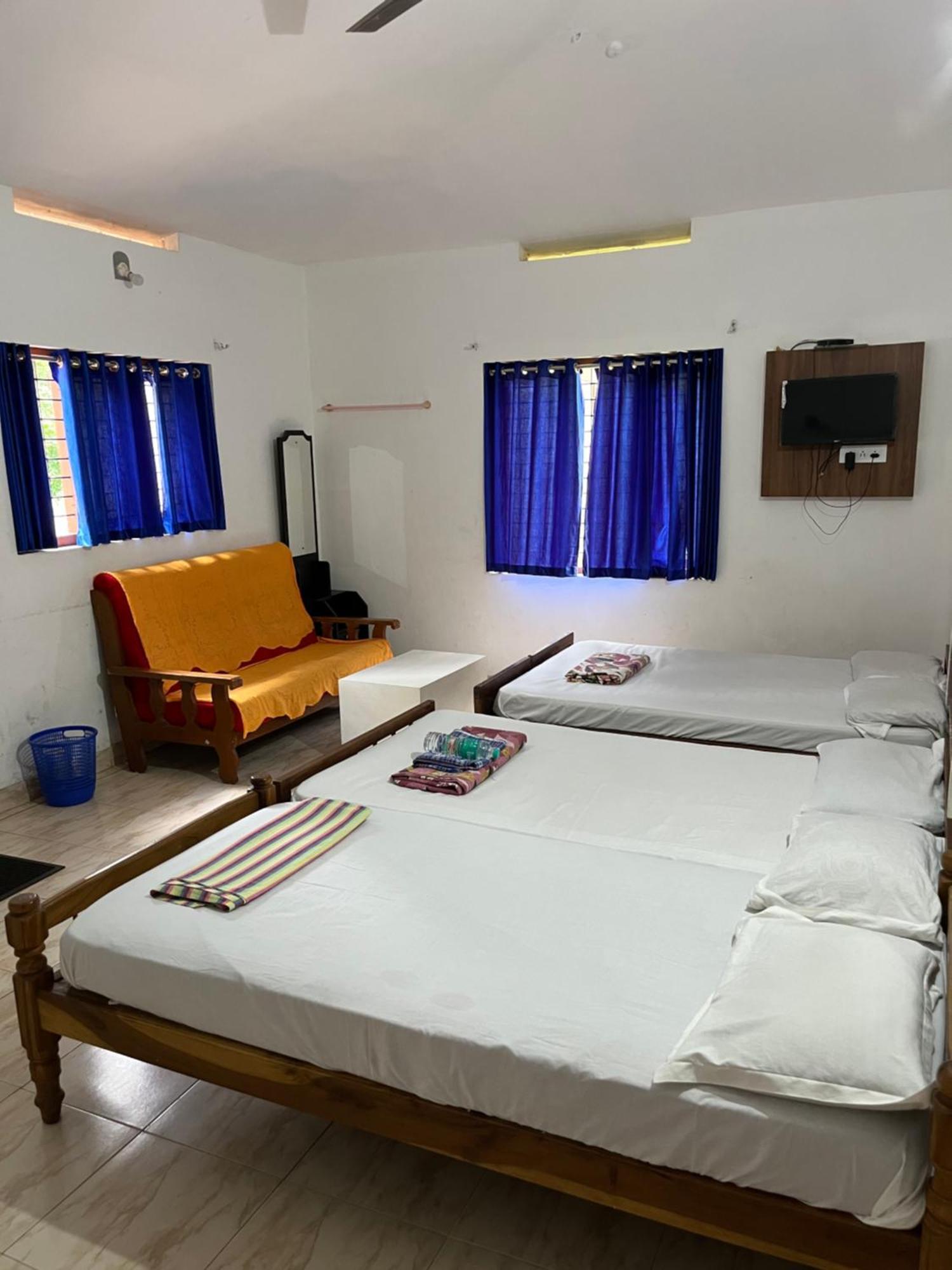 Dakshinakasi Guest House Thirunelly Exterior photo